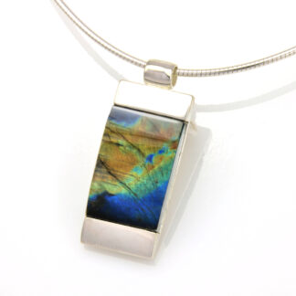 Profile hopeapannalla